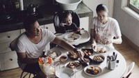 Potret keluarga harmonis terlihat dari foto ini. Semua anggota keluarga berkumpul di meja makan. Kok makanannya banyak banget ya?
