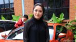 Kala Siti Badriah Berpose di Depan Sedan Mewah Miliknya