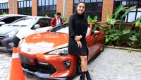 Ada pula pedangdut Siti Badriah yang tertangkap berpose di depan sedan mewah miliknya di suatu acara. Foto: Palevi S/detikHOT