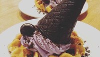 Kalau ke Mc Donalds Hong Kong, jangan lupa coba dessert yang satu ini. Karena hanya ada di sana, Waffle dengan topping es krim taro! Foto: Istimewa