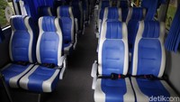 Mayoritas kursi-kursi bus ini menghadap ke depan. Ada dua baris kursi di bagian kanan dan kiri. 