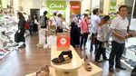 Toko Sepatu Clarks di GI Diserbu Pembeli Jelang Tutup