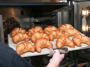 Begini Cara Tepat Memanaskan Kembali Croissant Agar Tetap Renyah