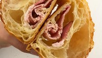 Croissant yang satu ini diisi dengan ham dan keju. Cocok jadi menu sarapan pagi! Foto: Instagram Dominique Ansel