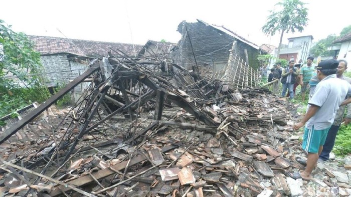 Puting Beliung di Jombang, 2 Rumah Ambruk dan 3 Lainnya Rusak
