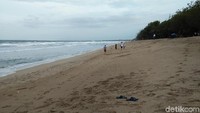 Beberapa wisatawan pun memilih untuk menikmati Pantai Kuta di Pagi hari dengan berjalan-jalan, jogging dan berfoto. (Bonauli/detikTravel)