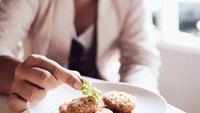 Hayoo apa itu yang ada di piring? Ternyata olahan tempe. Makanan Indonesia yang jadi favorit Ringgo. Saking susahnya nemuin tempe di luar negeri itu beuuuhhh, kayak nemuin harta karun, aku Ringgo.