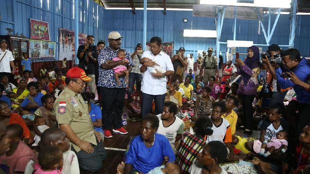Mensos saat mengunjungi posko perawatan warga di Asmat
