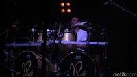Yoyo yang asyik dengan drumnya. Foto: Dyah Paramita Saraswati