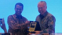 Impor beras ini akan masuk bertahap mulai Februari ini, dan saat masa panen raya padi. Namun, Mendag menjamin beras-beras impor hanya disimpan di gudang Bulog untuk cadangan, sehingga beras-beras dari petani bisa diserap pasar.