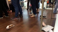 Pantauan detikFinance di lokasi, Kamis (1/2/2018), para pembeli mencoba sepatu yang mereka inginkan. Sayangnya, setelah dicoba, sepatu-sepatu tersebut digeletakkan saja di lantai dan tidak ditaruh di tempat sebelumnya.
