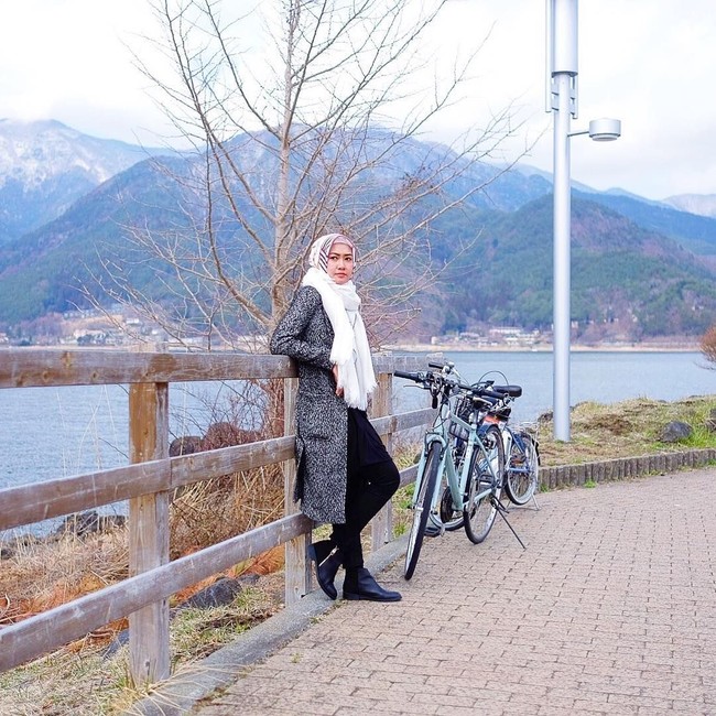 Mengunjungi Gunung Fuji, Lulu Elhasbu tampil mengenakan coat panjang, syal, dan sepatu boots. Ia bersepeda mengelilingi 5 danau dan menikmati pemandanan yang luar biasa.  Foto: Instagram