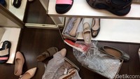 Semakin siang, pengunjung toko sepatu Clarks di mal Grand Indonesia semakin membludak. Sampai-sampai sepatu pun berserakan di lantai.