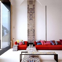 Meski keduanya memiliki karakter estetika yang berbeda, minimalisme dan etnik bisa melebur menjadi satu sehingga menciptakan sentuhan yang unik di rumah Anda. Foto: Instagram