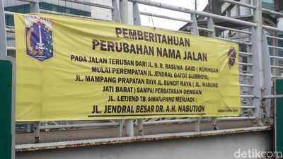 Foto: Spanduk Perubahan Nama Jalan jadi Jl AH Nasution Masih Terpasang