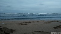 Sekali-sekali coba deh bangun pagi dan menyusuri Pantai Kuta di pagi akhir pekan. Selain sepi,  pantai ini terasa menyenangkan kala mentari pagi menyapa dari arah belakang pantai. (Bonauli/detikTravel)