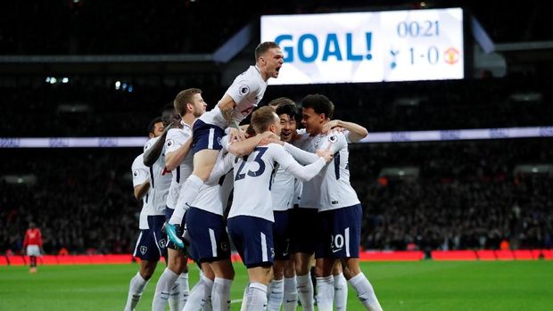 Pemain Spurs berselebrasi setelah mencetak gol ke gawang Manchester United.