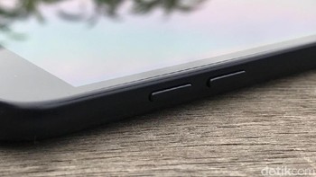 Pengaturan volume ada di bagian kiri bodi. Foto: Adi Fida Rahman/detikINET