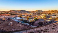 Kota Coober Pedy di South Australia dengan 3.500 penduduk, didirikan tahun 1915. Ini berawal dari ditemukannya batu opal (Thinkstock)