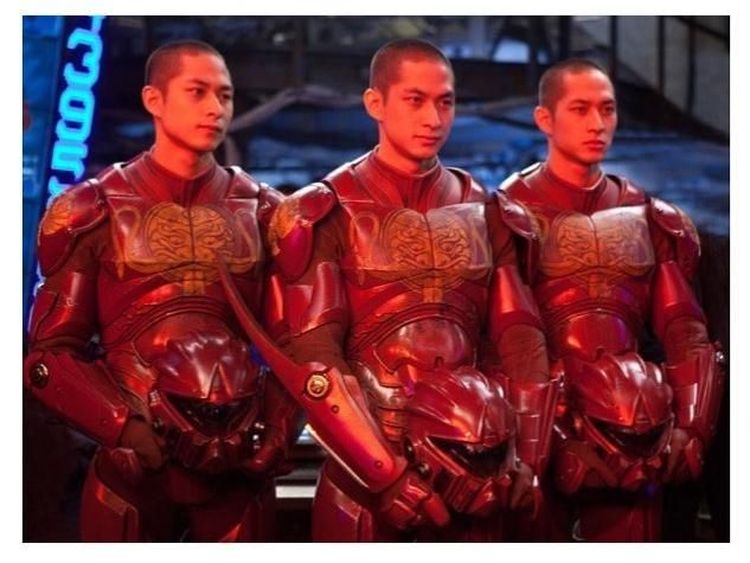 Foto: Pamerkan Otot, Gantengnya Si Kembar Tiga di Film Pacific Rim