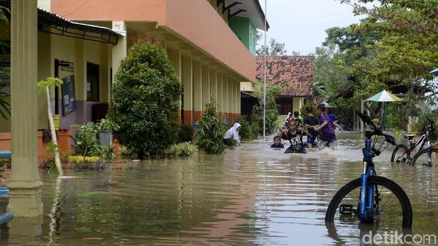 Diguyur Hujan, Sekolah di Pekalongan Terendam Banjir 