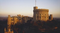 Kastil ini dibangun pada abad pertengahan dan menjadi kediaman resmi Kerajaan Britania Raya di Windsor, Berkshire, Inggris (windsor.gov.uk)