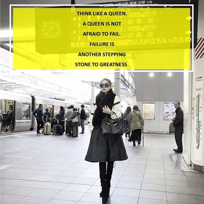 Wanita cantik ini adalah Asrilia Kurniati, istri dari anggota DPR RI Fraksi Gerindra Bambang Haryo. Asrilia yang namanya sempat viral beberapa pekan kemarin karena dikaitkan dengan Bupati Banyuwangi Abdullah Azwar Anas, terlihat mengunggah foto dirinya ke akun Instagram saat bergaya memakai tas Hermes Kelly yang harganya bisa sampai lebih dari Rp 200 jutaan. Foto: Instagram