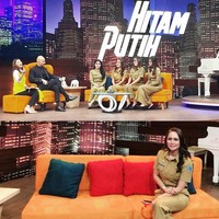  Kepopuleran yang dimilikinya itu pun membuat dirinya menjadi bintang tamu acara televisi, Hitam Putih. Foto: Instagram