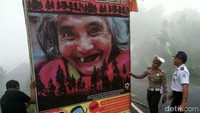 Seorang nenek jadi ikon keselamatan di Pacet, Mojokerto. Imbauan menggunakan gigi 1 untuk antisipasi kala rem blong. Istimewa.