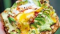 Pencinta telur pasti ngiler lihat ini! Roti panggang dipadukan alpukat dan kuning telur yang meleleh. Kira-kira creamy nggak ya? Foto: Instagram avocaderia