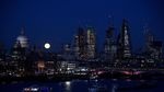 Foto: Super Blue Blood Moon di Langit London dan Madrid
