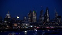 Supermoon tampak terlihat di antara gedung-gedung di utara Kota London (Foto: Dok. REUTERS/Toby Melville)