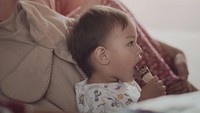 Foto yang ini memperlihatkan betapa kompaknya si kecil Bjorka dan Sabai. Keduanya begitu menikmati es krim.