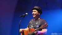 Senyum mengembang di wajah Fadli saat konsernya digelar. Foto: Dyah Paramita Saraswati