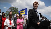 Wajah cucu keponakan mendiang Presiden Amerika Serikat (AS) John F. Kennedy, Joseph Kennedy III menjadi headline sejumlah media massa AS, Selasa (30/1/2018) lalu. Itu terjadi setelah politikus berusia 37 tahun itu menyampaikan tanggapan Partai Demokrat atas pidato pidato kenegaraan Presiden Donald Trump. Pidato di depan kongres AS isu dikenal dengan istilah State of the Union. Justin Sullivan/Getty Images.