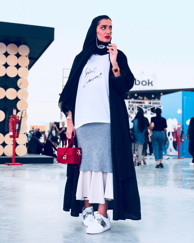 Hijabers asal Arab ini merupakan lulusan Dubai Womens College angkatan 2009. Ia mengambil jurusan Public Relation and Communication, dan tertarik di bidang sosial media hingga akhirnya membuat perusahaan digital agency. Foto: Instagram