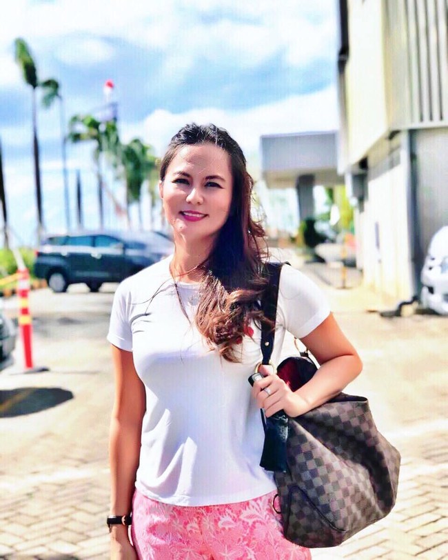  Victorine juga sering tampil dengan barang-barang branded. Seperti pada foto ini saat dirinya mengenakan tas Louis Vuitton. Foto: Instagram