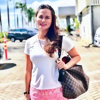  Victorine juga sering tampil dengan barang-barang branded. Seperti pada foto ini saat dirinya mengenakan tas Louis Vuitton. Foto: Instagram