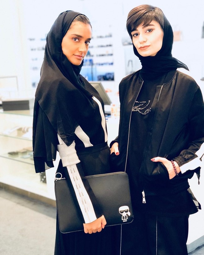 Mthayel Al Ali memiliki gaya hijab yang glamor nan stylish. Ia sering tampil mengenakan barang branded seperti Givenchy, YSL, dan Karl Karllagerfeld. Foto: Instagram