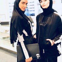 Mthayel Al Ali memiliki gaya hijab yang glamor nan stylish. Ia sering tampil mengenakan barang branded seperti Givenchy, YSL, dan Karl Karllagerfeld. Foto: Instagram