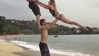 Salah satu olahraga yang biasa dilakukan yaitu acro yoga. Identik dengan angkat-angkat tubuh yang dilakukan dengan dua orang. Beda halnya dengan yang dilakukan orang-orang ini, mereka melakukan acro yoga bertiga lho. Foto: Instagram/yvdick_vidios