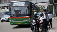 Setiap pengendara sepeda motor yang melintas diberi pamflet sosialisasi.