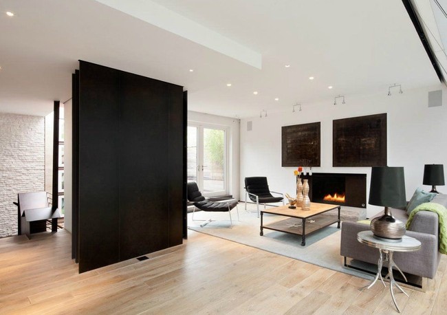 Foto ini menggambarkan suasana ruang keluarga yang terasa hangat berkat perpaduan nuansa etnik dan modern pada interiornya.  Foto: Instagram