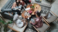 Liburan ke Bandung, Ringgo tampak bersama keluarga dan rekannya tengah makan di sebuah kafe. Dalam caption, ia juga menjelaskan suasana kafe yang dibilang cozy.