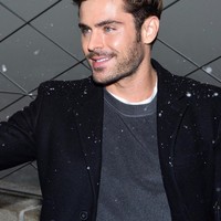 Zac Efron lebih suka membersihkan diri dengan tisu basah ketimbang mandi, termasuk saat dia berkeringat banyak setelah main basket. Foto: Foto: Instagram/zacefron