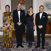 Malam harinya saat menghadiri jamuan resmi, Kate yang saat ini tengah hamil enam bulan, keluar dari zona nyaman. (Foto: Getty Images)