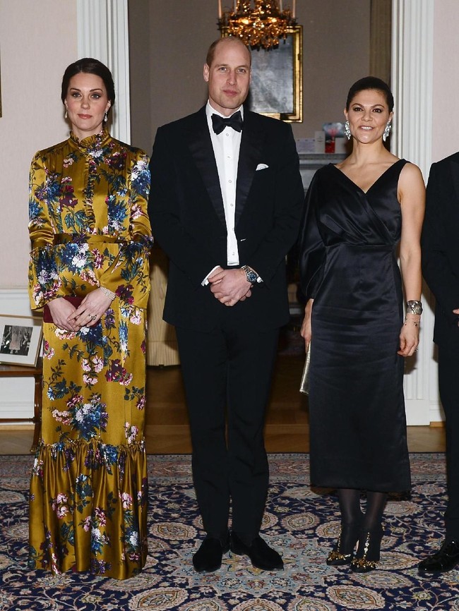 Malam harinya saat menghadiri jamuan resmi, Kate yang saat ini tengah hamil enam bulan, keluar dari zona nyaman. (Foto: Getty Images)