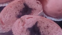 Yang ini versi bakpao dengan warna pink diberi isian cokelat. Empuk manis, nyam! Foto: Istimewa