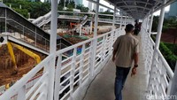 Beberapa fasilitas umum seperti halte TansJakarta serta skywalk sudah selesai 100%.