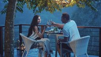 Pria yang dikenal memiliki selera humor tinggi ini juga bisa romatis sama istrinya lho. Foto ini membuktikan Ringgo dan Sabai tengah makan malam romantis di Bali.